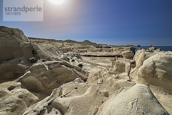 Berühmte weiße Felsen am Strand von Sarakiniko  Ägäisches Meer  Insel Milos  Griechenland. Keine Menschen  leere Klippen  Sommertag Sonnenschein  klarer blauer Himmel  schöne Landschaft  fantastische Felsen von Touristenziel