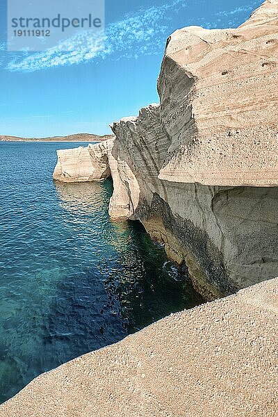 Berühmte weiße Felsen von Sarakiniko Strand  Ägäisches Meer  Insel Milos  Griechenland. Keine Menschen  leere Klippen  Sommertag Sonnenschein  klares Meer  blaues Wasser  klarer Himmel  cyan rosa Farben  schöne Landschaft  fantastische Felsen von Touristenziel. Vertikale Aufnahme