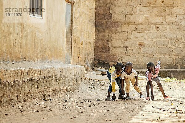 Voller Schuss afrikanische Jungen spielen zusammen