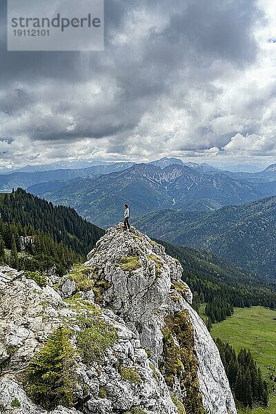 Bergsteigerin am Gipfel des Taubenstein  Mangfallgebirge  Bayern  Deutschland  Europa