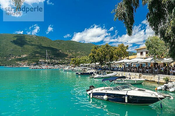 Hafen in der Stadt Vasiliki mit türkisfarbenem Meer im Süden der Insel Lefkada. Griechenland