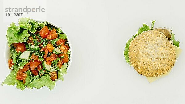 Draufsicht Burguer vs. Salat