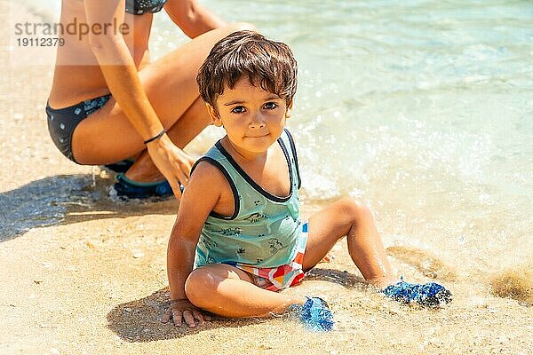 Mutter und Sohn genießen den Sommer am Strand von Paralia Mikros Gialos im Süden der Insel Lefkada. Griechenland