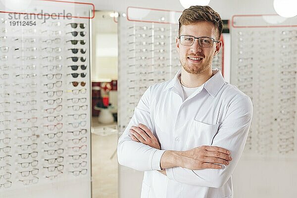 Porträt freundlicher männlicher Optometrist