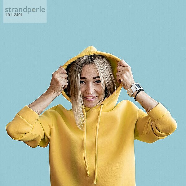 Mittlere Aufnahme smiley asiatische Frau trägt gelben Hoodie