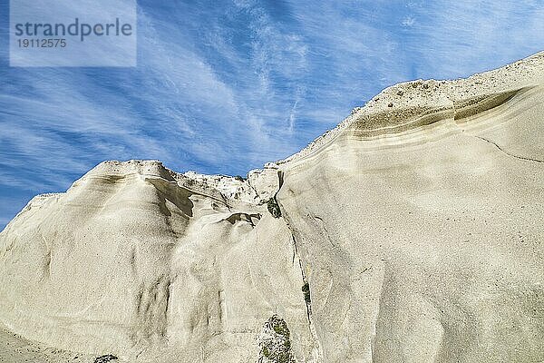 Schöne weiße Felsen von Sarakiniko Strand  Ägäisches Meer  Insel Milos  Griechenland. Keine Menschen  leere Klippen  Sommertag Sonnenschein  Mondlandschaft  fantastische Felsen von Touristenziel  tiefblauer Himmel  Wolken