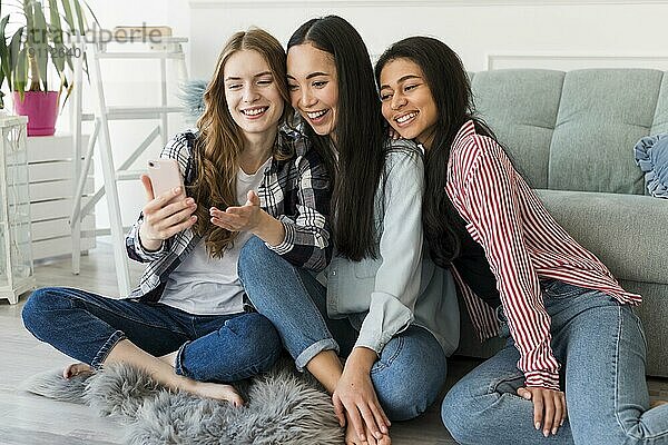 Fröhliche Freunde machen ein Selfie mit dem Smartphone
