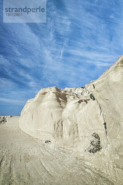 Schöne weiße Felsen von Sarakiniko Strand  Ägäisches Meer  Insel Milos  Griechenland. Keine Menschen  leere Klippen  Sommertag Sonne  Mondlandschaft  fantastische Felsen von Touristenziel  tiefblauer Himmel  Wolken  vertikale Schuss