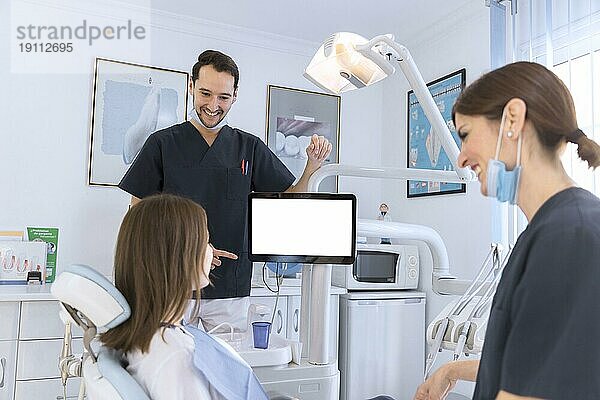 Lächelnder Patient Zahnarzt s im Gespräch Zahnklinik