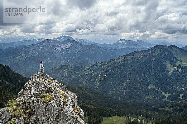 Bergsteigerin am Gipfel des Taubenstein  Mangfallgebirge  Bayern  Deutschland  Europa