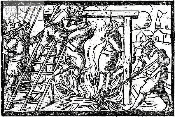 Hexenverbrennung von Menschen die am Galgen hängen  um 1613 in Roermond in Holland  Historisch  digital restaurierte Reproduktion von einer Vorlage aus der damaligen Zeit
