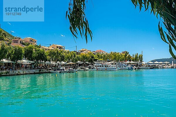 Schöne Küstenlandschaft in der Stadt Vasiliki mit ihrem türkisfarbenen Meer im Süden der Insel Lefkada. Griechenland