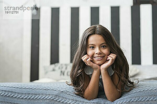 Portrait lächelnd Mädchen liegend Bett Schlafzimmer