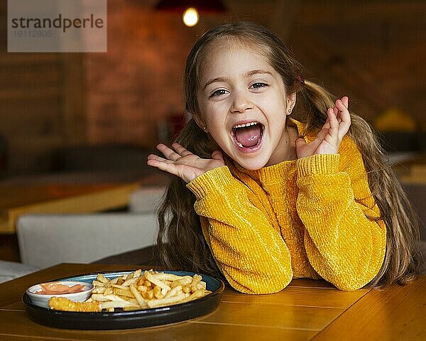 Medium shot aufgeregtes Mädchen mit Essen