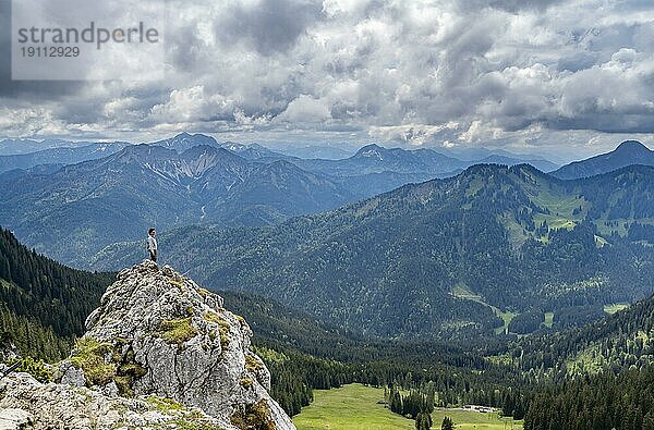 Bergsteigerin am Gipfel des Taubenstein  Mangfallgebirge  Bayern  Deutschland  Europa