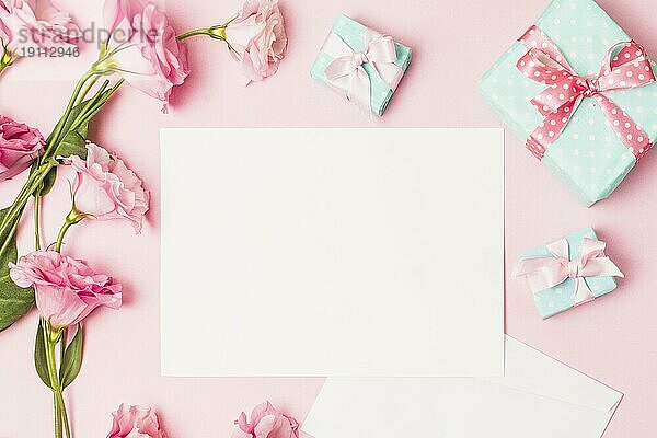 Hohe Winkelansicht rosa Blume weiß leeres Papier dekorative Geschenkbox