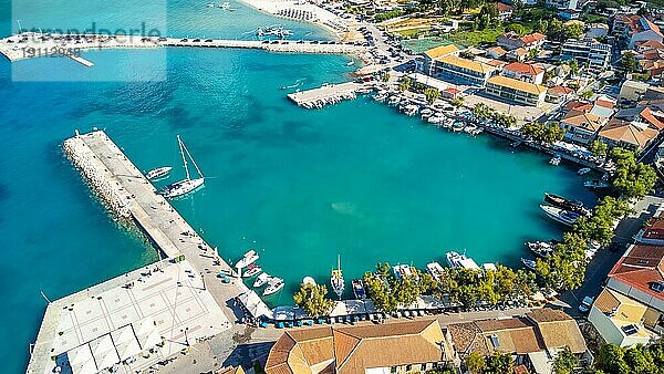 Luftaufnahme des Hafens der Küstenstadt Vasiliki im Süden der Insel Lefkada. Griechenland