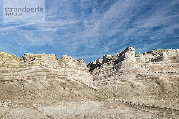 Schöne Felsen von Sarakiniko Strand  Ägäisches Meer  Insel Milos  Griechenland. Keine Menschen  leere Klippen  Sommertag Sonnenschein  Mondlandschaft  fantastische Felsen von Touristenziel  tiefblauer Himmel  Wolken