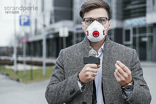 Journalist Mann mit Maske