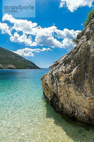 Sommerlicher Strand von Paralia Mikros Gialos im Süden der Insel Lefkada. Griechenland
