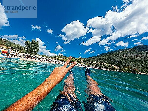 Ausruhen im Meer am Strand von Paralia Mikros Gialos im Süden der Insel Lefkada im Sommer. Griechenland