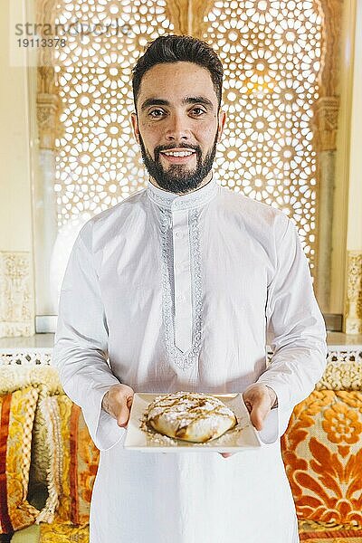Mann hält Gericht arabisches Essen