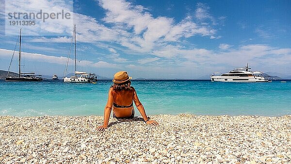 Porträt einer Urlauberin  die sich am Strand von Gidaki auf der Insel Ithaki oder Ithaka im Ionischen Meer im Mittelmeer von Griechenland ausruht