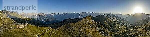 Morgenstimmung  Luftaufnahme  Panorama am Colle Basset mit Assietta Kammstrasse  Sauze d'Oulx  Sestriere  Piemont  Italien  Europa