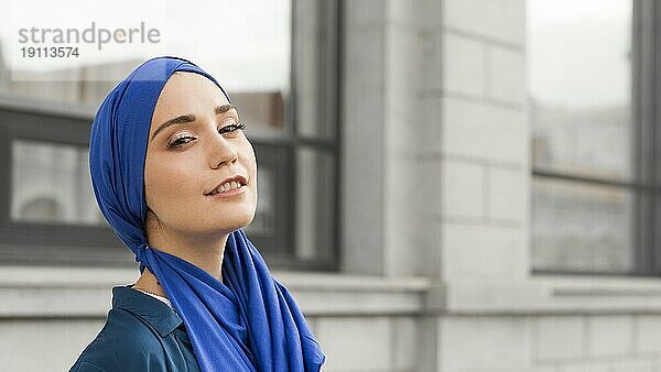 Wunderschönes Mädchen mit Hijab lächelnd mit Kopie Raum