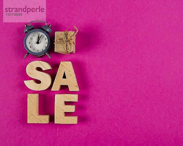 Draufsicht Verkauf Wort Uhr rosa Hintergrund