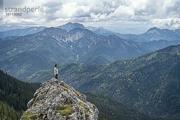 Bergsteigerin am Gipfel des Taubenstein  Mangfallgebirge  Bayern  Deutschland  Europa