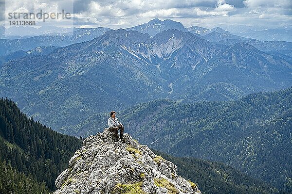 Bergsteigerin am Gipfel des Taubenstein  Mangfallgebirge  Bayern  Deutschland  Europa