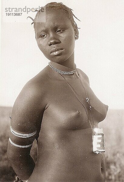 Nackte Frau aus Afrika  Äthiopien  nach eine italienischen Postkarte aus dem Jahr 1935  Historisch  digital restaurierte Reproduktion von einer Vorlage aus der damaligen Zeit  Afrika