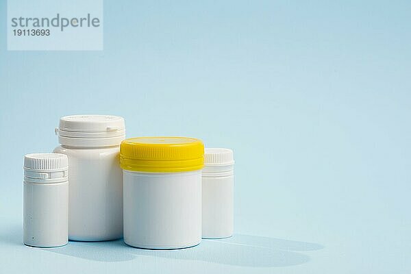 Verschiedene Plastikflaschen Tabletten