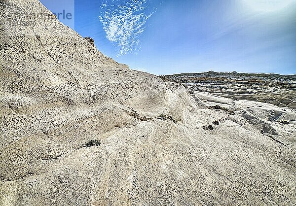 Berühmte weiße Felsen am Strand von Sarakiniko  Ägäisches Meer  Insel Milos  Griechenland. Keine Menschen  leere Klippen  Sommertag Sonnenschein  klarer blauer Himmel und Wolken  schöne Landschaft  fantastische Felsen von Touristenziel