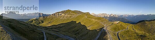 Colle Basset und Alpenpanorama  Luftaufnahme  Assietta Kammstrasse  Sauze d'Oulx  Sestriere  Piemont  Italien  Europa