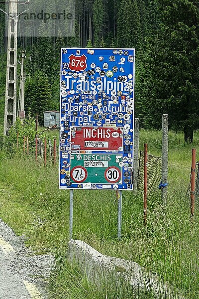 Hinweisschild an der Transalpina Hochstraße  die über die Berge des Fagaras Gebirge  auch Fogarascher Gebirge  in den südlichen Karpaten führt. Obarsia  Lotrului  Valcea  Rumänien  Südosteuropa  Europa