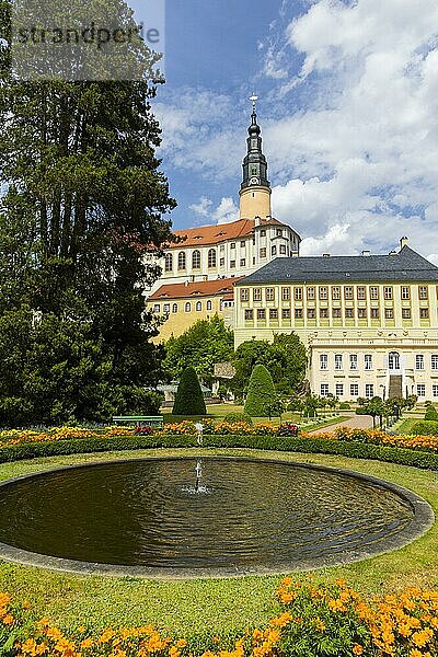 Schloss Weesenstein erhebt sich auf einem Felsvorsprung aus Knotenglimmerschiefer mit Quarziteinlagerungen über dem Tal der Müglitz etwa 3 km südlich von Dohna im Ortsteil Weesenstein der Gemeinde Müglitztal. Es diente über Jahrhunderte als Wohnsitz lokaler Adelsgeschlechter  aber auch des Fürstenhauses der Wettiner