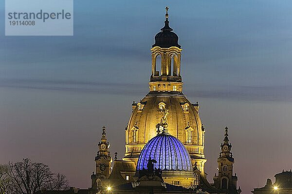 Die Frauenkirche mit der Glaskuppel über dem Oktogon der Kunstakademie  diese ist aus Protest gegen den Ukraine Krieg  blau beleuchtet