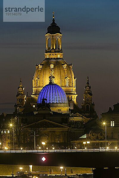 Die Frauenkirche mit der Glaskuppel über dem Oktogon der Kunstakademie  diese ist aus Protest gegen den Ukraine Krieg  blau beleuchtet