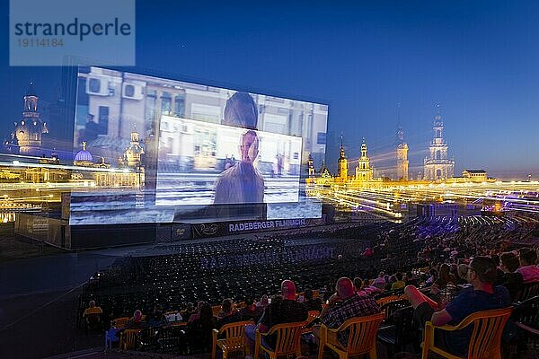 Die Filmnächte am Elbufer sind Deutschlands größtes Freilichtkino-Festival. Sie finden seit 1991 alljährlich im Sommer am Neustädter Elbufer in Dresden statt und zogen in den letzten Jahren jeweils über 200.000 Zuschauer an. 2021 starten die Filmnächte mit der Radeberger Fimnacht und 60 Years of Bond: Keine Zeit zu sterben