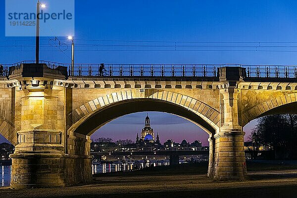 Albertbrücke und Frauenkirche mit der Glaskuppel über dem Oktogon der Kunstakademie  diese ist aus Protest gegen den Ukraine Krieg  blau beleuchtet