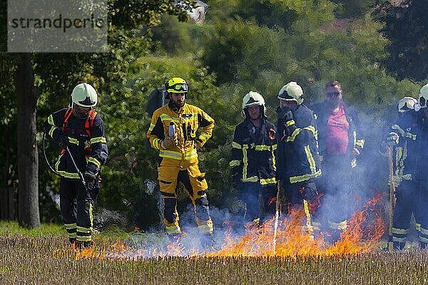 Bei kontrollierten Feldbränden konnten die Feuerwehrleute verschiedenen Löschmethoden  von der Klatsche bis zum Strahlrohr austesten