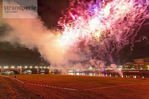 Weltrekordversuch am 26. November. Punkt 19.30 Uhr wurde am Elbufer die größte pyrotechnische Einzelbatterie gezündet  mit 2200 Einzel-Böllern!