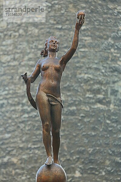 Fortuna römische Glücksgöttin und Schicksalsgöttin am Brunnentempel  Festung Marienberg  Göttin für Glück und Schicksal  Mythologie  Frau  Figur  Kugel  Gestik  halten  hoch  grazil  elegant  Würzburg  Unterfranken  Franken  Bayern  Deutschland  Europa