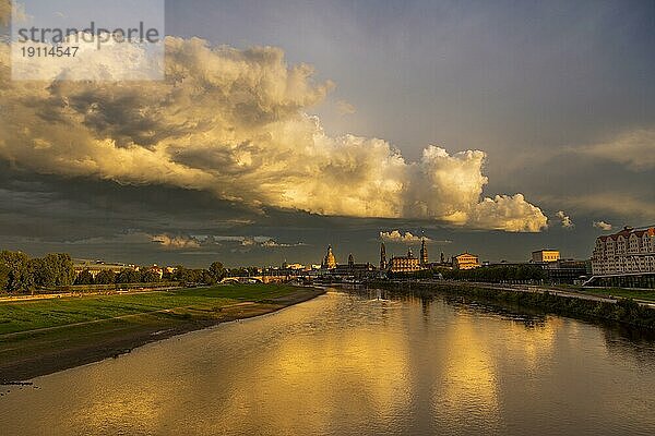 Altstadtsilhouette Dresdens an der Elbe mit Unwetterwolken