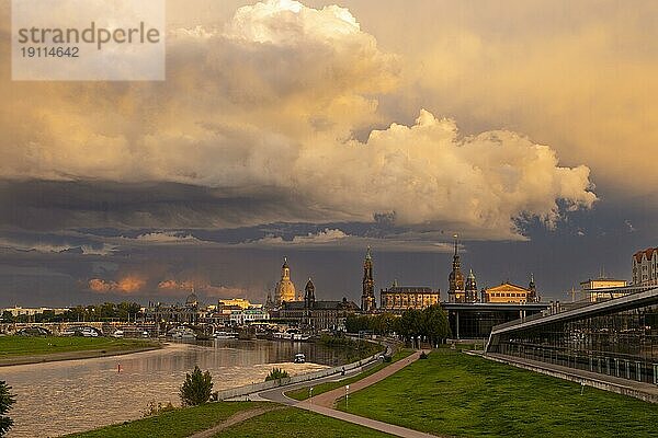 Altstadtsilhouette Dresdens an der Elbe mit Unwetterwolken