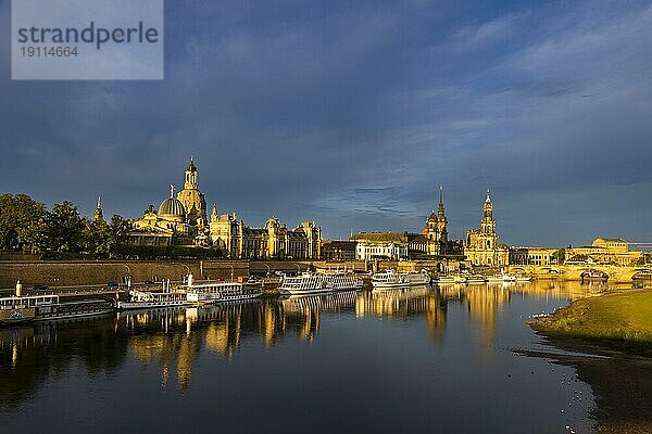 Altstadtsilhouette Dresdens an der Elbe im Morgenlicht