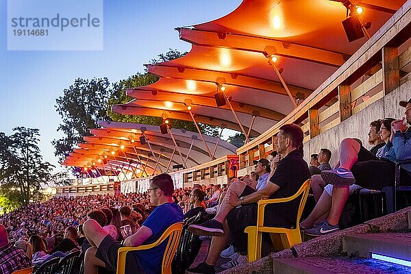 Die Filmnächte am Elbufer sind Deutschlands größtes Freilichtkino-Festival. Sie finden seit 1991 alljährlich im Sommer am Neustädter Elbufer in Dresden statt und zogen in den letzten Jahren jeweils über 200.000 Zuschauer an. 2021 starten die Filmnächte mit der Radeberger Fimnacht und 60 Years of Bond: Keine Zeit zu sterben