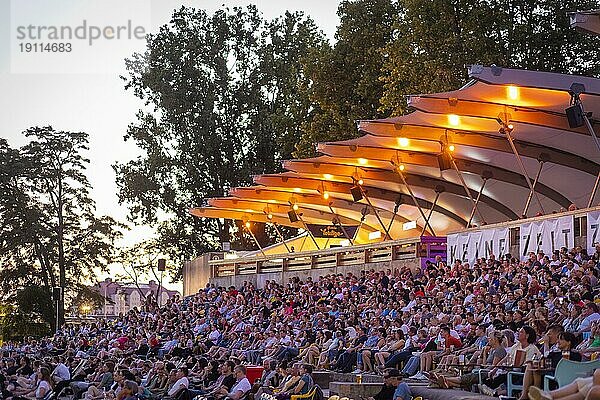 Die Filmnächte am Elbufer sind Deutschlands größtes Freilichtkino-Festival. Sie finden seit 1991 alljährlich im Sommer am Neustädter Elbufer in Dresden statt und zogen in den letzten Jahren jeweils über 200.000 Zuschauer an. 2021 starten die Filmnächte mit der Radeberger Fimnacht und 60 Years of Bond: Keine Zeit zu sterben